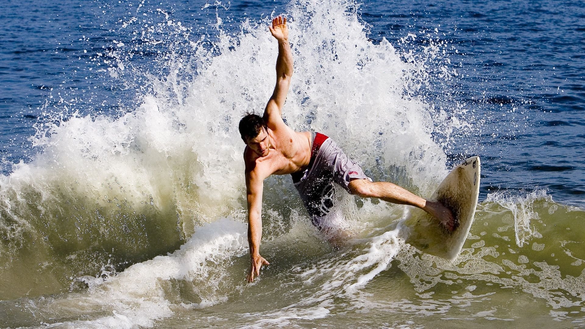 瑞·弗兰：在防守端的无懈可击和进攻端的犀利突破让他成为全黑队的中流砥柱